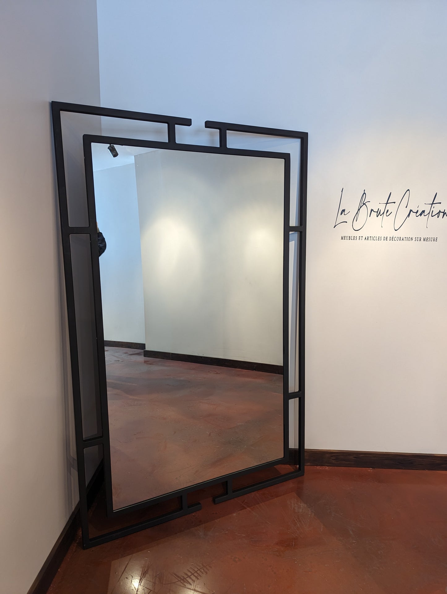 Très grand miroir avec cadre en acier