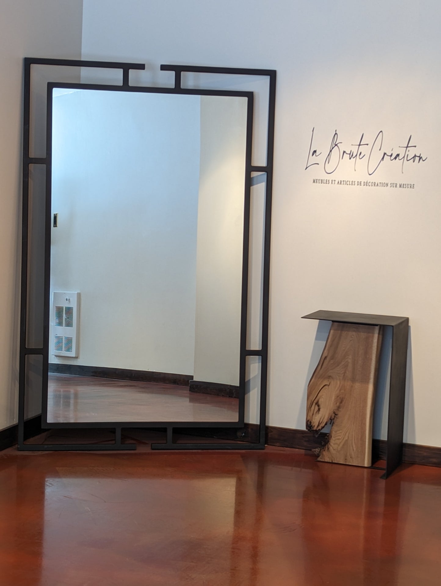 Très grand miroir avec cadre en acier