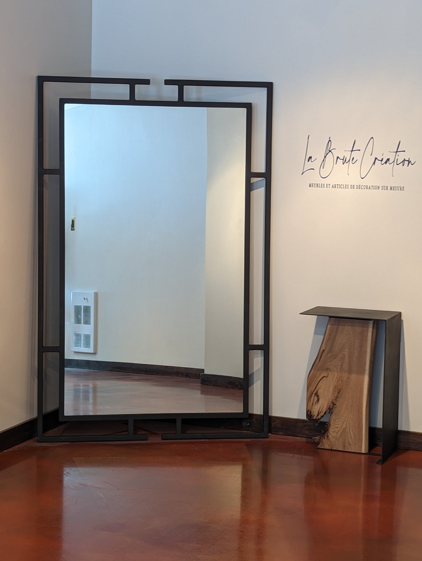 Très grand miroir avec cadre en acier